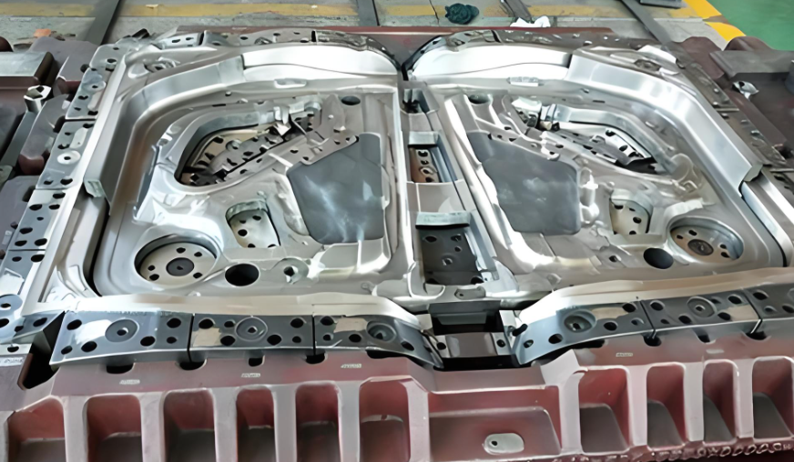 發(fā)動機(jī)蓋模具：汽車工業(yè)中的精密藝術(shù)與技術(shù)創(chuàng)新